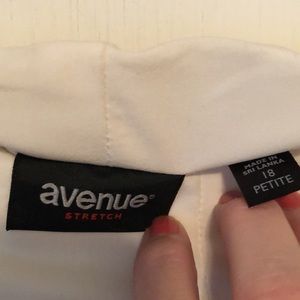 Nordstrom brand Avenue ivory slack. Fully lined. Waist 20 1/2”inseam 28”rise 13”